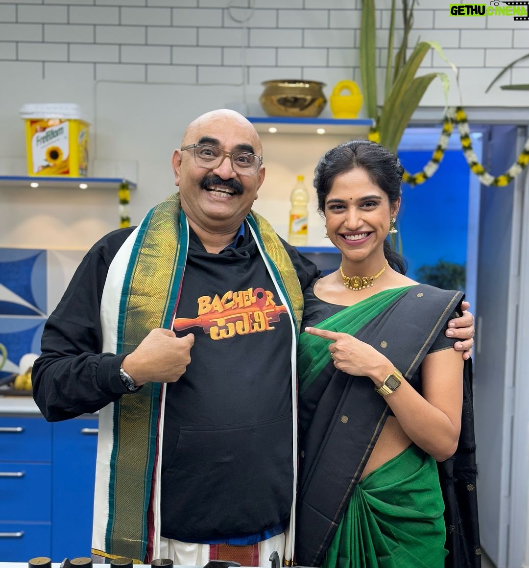 Siri Ravikumar Instagram - ಬೊಂಬಾಟ್ ಭೋಜನದ ಇಂದಿನ ವಿಶೇಷ ಅತಿಥಿ @siriiravikumar ವೀಕ್ಷಿಸಿ ಬೊಂಬಾಟ್ ಭೋಜನ ಇಂದು ಮದ್ಯಾಹ್ನ 12:00 ಗಂಟೆಗೆ ನಿಮ್ಮ ನೆಚ್ಚಿನ ಸ್ಟಾರ್ ಸುವರ್ಣ ವಾಹಿನಿಯಲ್ಲಿ ಮಾತ್ರ @starsuvarna @bombaatbhojana @sihikahichandru @siriiravikumar @bachelorparty_movie #starsuvarna #starsuvarnakannada #BombatBhojana #sihikahichandru #karnataka #bangalore Bangalore, India