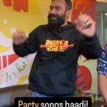 Siri Ravikumar Instagram - Comment maadi nimma favourite Party song!🥳🎉💃🕺 #bachelorparty #mirchi #mirchikannada #mirchireels #reels Mirchi Kannada