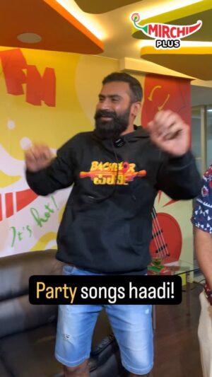 Siri Ravikumar Instagram - Comment maadi nimma favourite Party song!🥳🎉💃🕺

#bachelorparty #mirchi #mirchikannada #mirchireels #reels