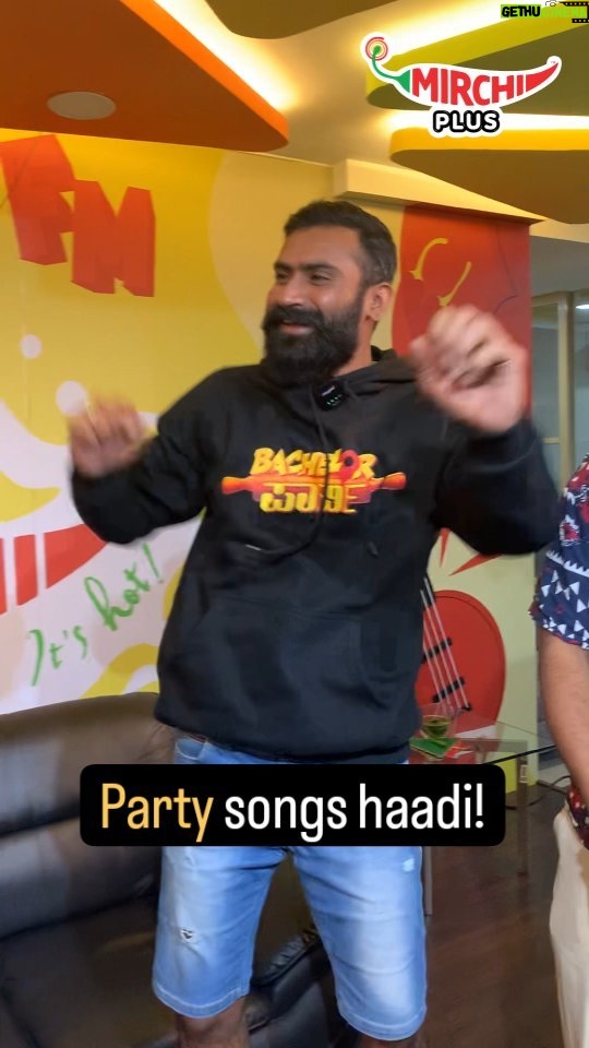 Siri Ravikumar - 7.6K Likes - Comment maadi nimma favourite Party song!🥳🎉💃🕺
#bachelorparty #mirchi #mirchikannada #mirchireels #reels