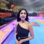 Siri Ravikumar Instagram - Doing a show from the stadium, standing on the mat for the first time. What a match it was! Pro kabaddi league season 10, yayy we made Bengaluru Bulls win last night 😁 PC - @sumeshgoni