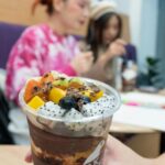 Sirinya Puengsuwan Instagram - ใคร ๆ ก็รู้ว่ารินชอบกินของอร่อย ๆแล้วยิ่งโชคดีที่ของอร่อยสุดโปรดของรินดันดีต่อสุขภาพอีกด้วย~ ใช่แล้วค่ะ รินกำลังพูดถึงเจ้า Acai ผลไม้ Superfood รสเด็ดที่ดีต่อร่างกายแบบสุด ๆ จะเอามาใส่ Bowls หรือทำเป็น Smoothiesได้รสหวาน ๆ เปรี้ยว ๆ ถูกปาก กินเพลินพร้อมมอบความสดชื่นของแบรนด์ Oak Berry ที่ถ้ารินผ่านเมื่อไหร่เป็นต้องแวะซื้ออยู่ตลอดเพราะเราจะได้เลือก Topping ตามใจชอบเลย 🌈 จะใส่ทุกอย่างถ้าเน้นความหลากหลาย หรือจะเลือกเฉพาะของโปรดของเราก็เลือกในแบบตัวเองได้เลย เพื่อน ๆ ที่กำลังมองหาของอร่อยเพื่อสุขภาพแนะนำให้มาลองที่ Oak Berry ได้เลย #oakberry #oakberryth #respecttheoak #millionsofbetterchoice