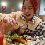 Sirinya Puengsuwan Instagram – โพสต์นี้มีแจก 🧡ขอบอกเลยว่า สายผักอย่างเรา ยังไม่เคยทานสลัดอร่อยขนาดนี้มาก่อนเลย ทุกอย่างทุกองค์ประกอบในจานคือทำมาดีมากกกกก รสชาติเสริมกันไปหมด ดีแบบดีน้ำตาไหล รู้สึกได้รับสารอาหารครบถ้วน ไปทานกันนะทุกคน เลือกวัตถุดิบได้เองด้วยย(เยอะมาก)ไม่ต้องเหนื่อยทำเองที่บ้านด้วย 

อ๊อยยย มันต้องไปลองละไหม บอกเลยว่าติดใจแน่นอน อ่อ ถ้าใครไปทานแล้วอย่าลืมแจ้งโค้ด “PIMPINGSALADS” กับทางร้านนะคะเพื่อรับฟรี !! regular coffee หรือ kombucha 1 แก้ว เมื่อสั่ง signature bowl (สำหรับทานที่ร้านเท่านั้นน๊า)

@pimpmysalad.bkk 
#Pimpmysaladbkk #instantsth #Riin_Poriin
