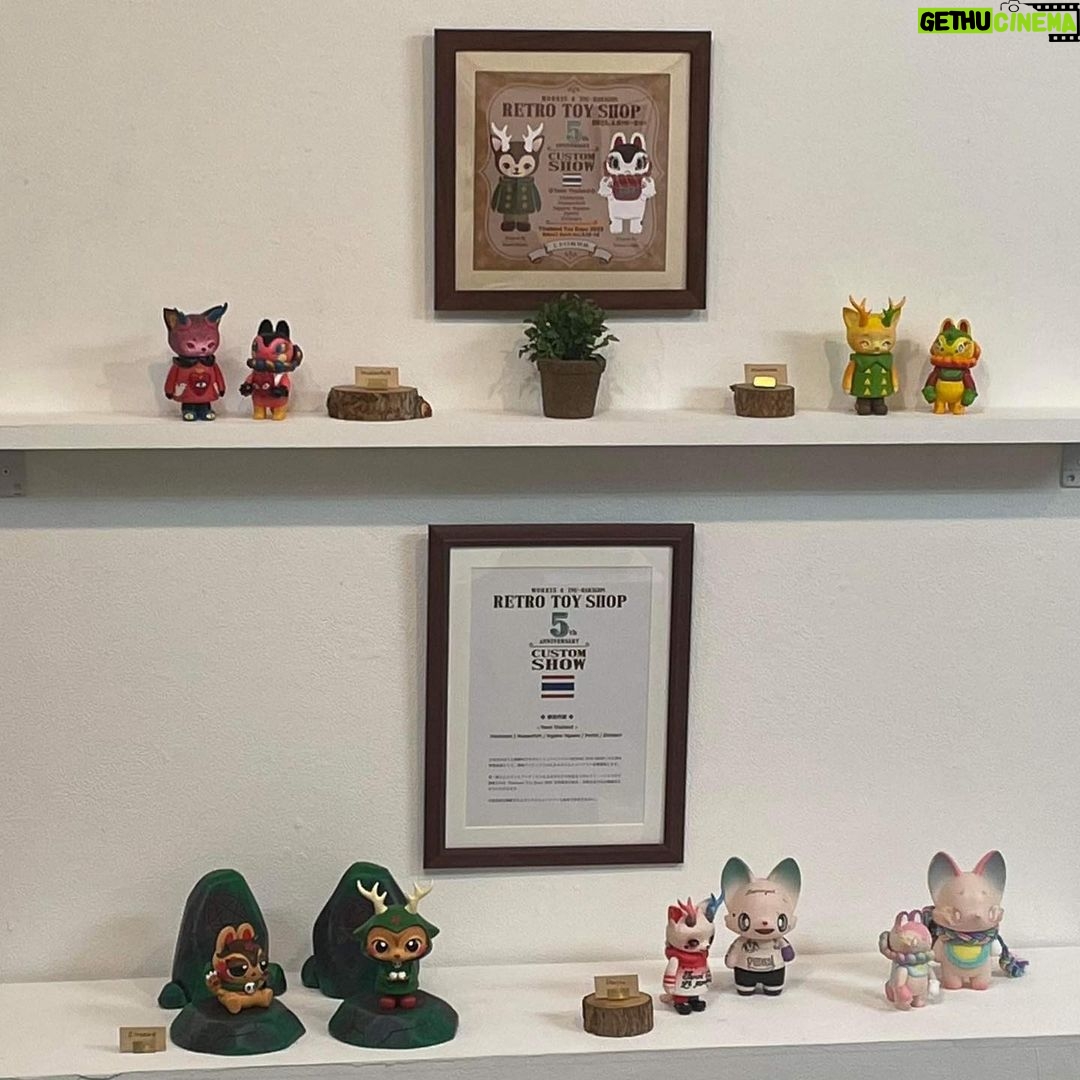 Sirinya Puengsuwan Instagram - KAORI HINATA & TERESA CHIBA The 5th Anniversary Art Show for Retro Toy Shop has commenced! The collaborative exhibition by Kaori Hinata and Teresa Chiba, "Retro Toy Shop - 5th Anniversary Art Show," is now underway. https://t.co/4Kwymd30i3 #retrotoyshop #ひなたかほり #hinatique #つのねこ #kaorihinata #イヌハリゴン #INUHARIGON #キブナドン #kibunadon #folktoykaiju #郷土玩具 #郷土玩具怪獣 #sofubi #vinyltoy #designertoy #teresachiba #照紗 #Poriin #Poriin_Poriin #Fenni