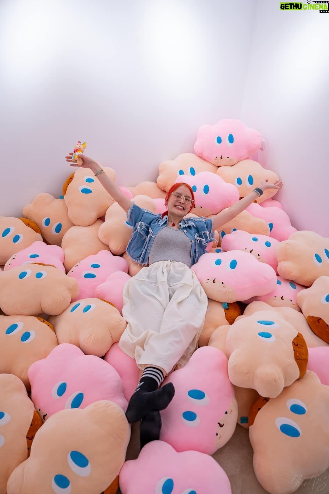 Sirinya Puengsuwan Instagram - ขอบคุณทุกๆคนรอบตัว ที่สร้างความสุขสร้างรอยยิ้มให้เรา ขอบคุณนะ อะไรก็ตาม ที่ทำให้เรามีความสุข ขอบคุณทุกๆคนที่ Support Poriin ด้วยนะคะ งุ้ยยยยยย 😊😊😊 //ขอบคุณโต่ย เฟนเน่ โทบี้ ไฮดี้ นิตะดอฟ โยปปี้ ที่พาเราเดินทางมาไกลมากๆ 🥰🥰🥰 #Poriin #riin_poriin