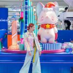 Sirinya Puengsuwan Instagram - ใครว่างๆ (หรือไม่ว่างก็ได้😂🤣) แวะไปกอด ไปถ่ายรูปเน่ที่ King power รางน้ำกันได้น๊าาาา เน่มารอแจกของขวัญให้ทุกคนแย้วว #Poriin #Riin_Poriin