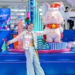 Sirinya Puengsuwan Instagram - ใครว่างๆ (หรือไม่ว่างก็ได้😂🤣) แวะไปกอด ไปถ่ายรูปเน่ที่ King power รางน้ำกันได้น๊าาาา เน่มารอแจกของขวัญให้ทุกคนแย้วว #Poriin #Riin_Poriin