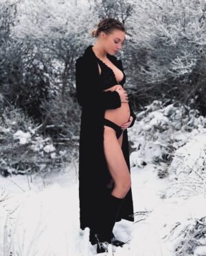 Sisse Marie Instagram - I’ve kept a “little” secret for 6 months, but I think it’s time to share the news (and it’s kinda hard to keep hiding it). ☺️ In May, we’re welcoming a little Viking girl into the world. Feeling amazing, full of energy, and sticking to my routines. Life is wild, and I’m so grateful. She’ll have the best girl dad in the world. 

It feels super vulnerable to share this. 🥹

#pregnant #babygirl #babymama #girldad #suprise