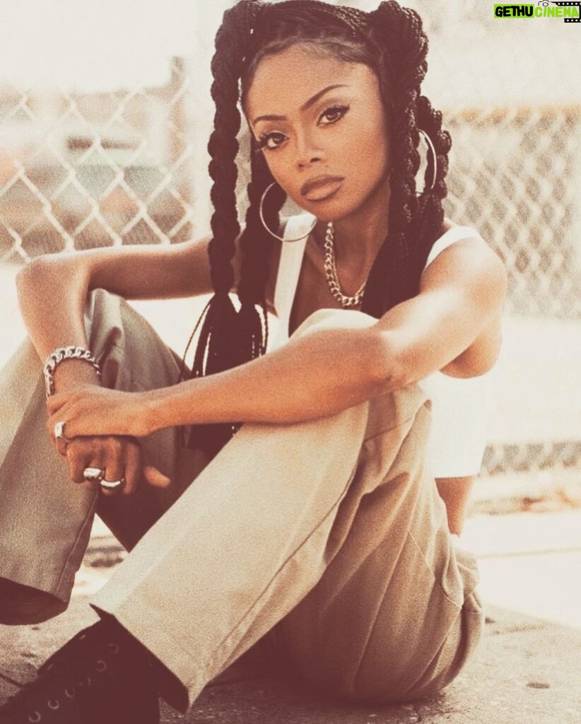 Skai Jackson Instagram - Ms. Jackson! my tribute to an icon 🤎 #STYLEDbyMonicaRose 📸 @jpwphoto / film: @jamal.peters hair @hair4kicks makeup @brandyallen hair provided by @thevirginhairfantasy creative @kiyacole