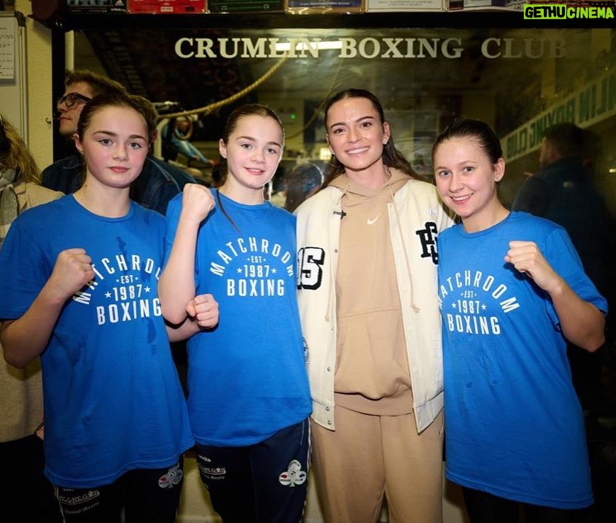 Skye Nicolson Instagram - @matchroomboxing in the community 💫 was refreshing to see so many girls in the boxing gym! The future is bright 🥊💫🤍 Dublin, Ireland