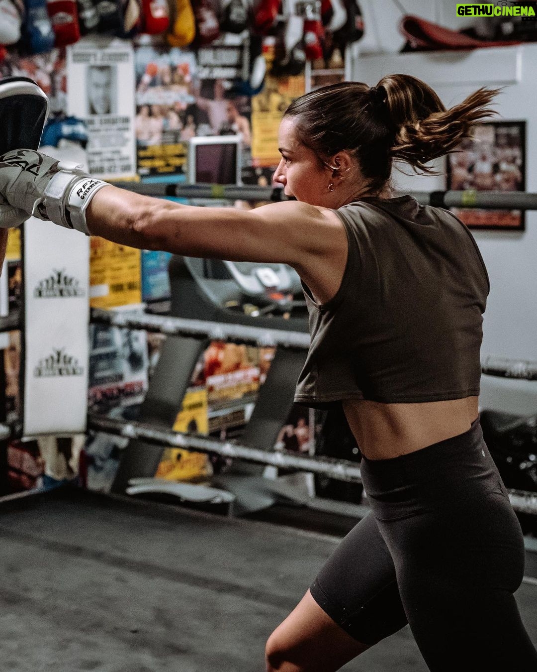 Skye Nicolson Instagram - Typical day in the office 💼 @eddie_lam71 telling me off about something 🤪 Ibox Gym