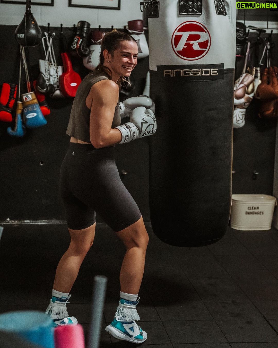 Skye Nicolson Instagram - Typical day in the office 💼 @eddie_lam71 telling me off about something 🤪 Ibox Gym