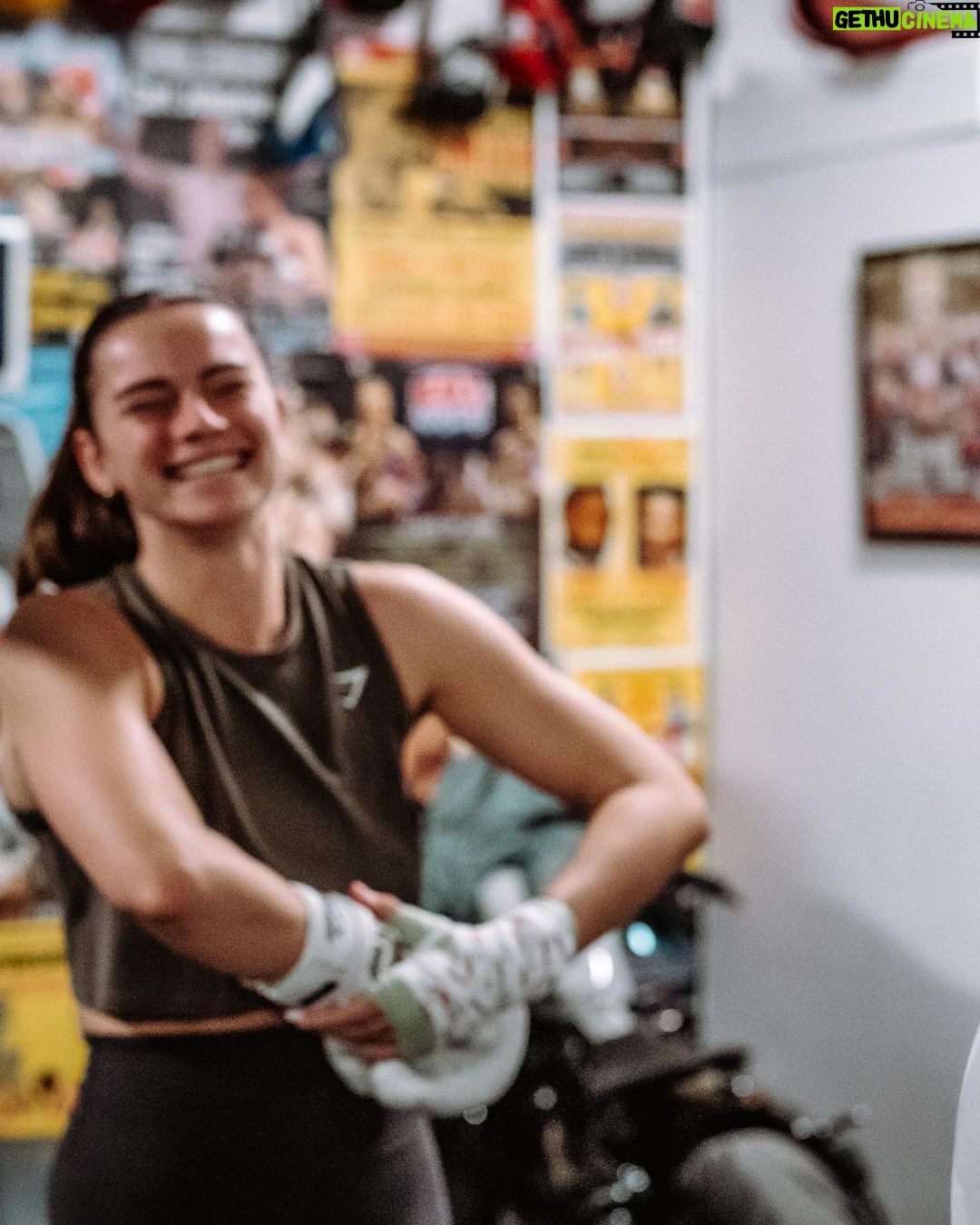 Skye Nicolson Instagram - Typical day in the office 💼 @eddie_lam71 telling me off about something 🤪 Ibox Gym