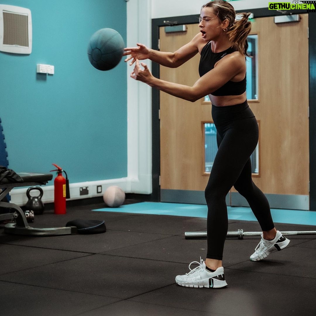 Skye Nicolson Instagram - 3 weeks out today and another beast week banked - ready for ANYTHING my opponent brings Nov 25 π€π€π€ #smarter #fitter #faster #stronger #CameronTaylor2 #NicolsonWildheart #futureundisputed Bromley, Bromley, United Kingdom
