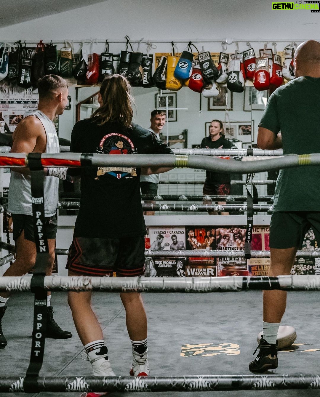 Skye Nicolson Instagram - Nothing but good vibes and hard work in camp with my team 💪✨ all fighting before the year is out @henryturner_123 @sam_noakess @futr13 🥊❤️ Ibox Gym
