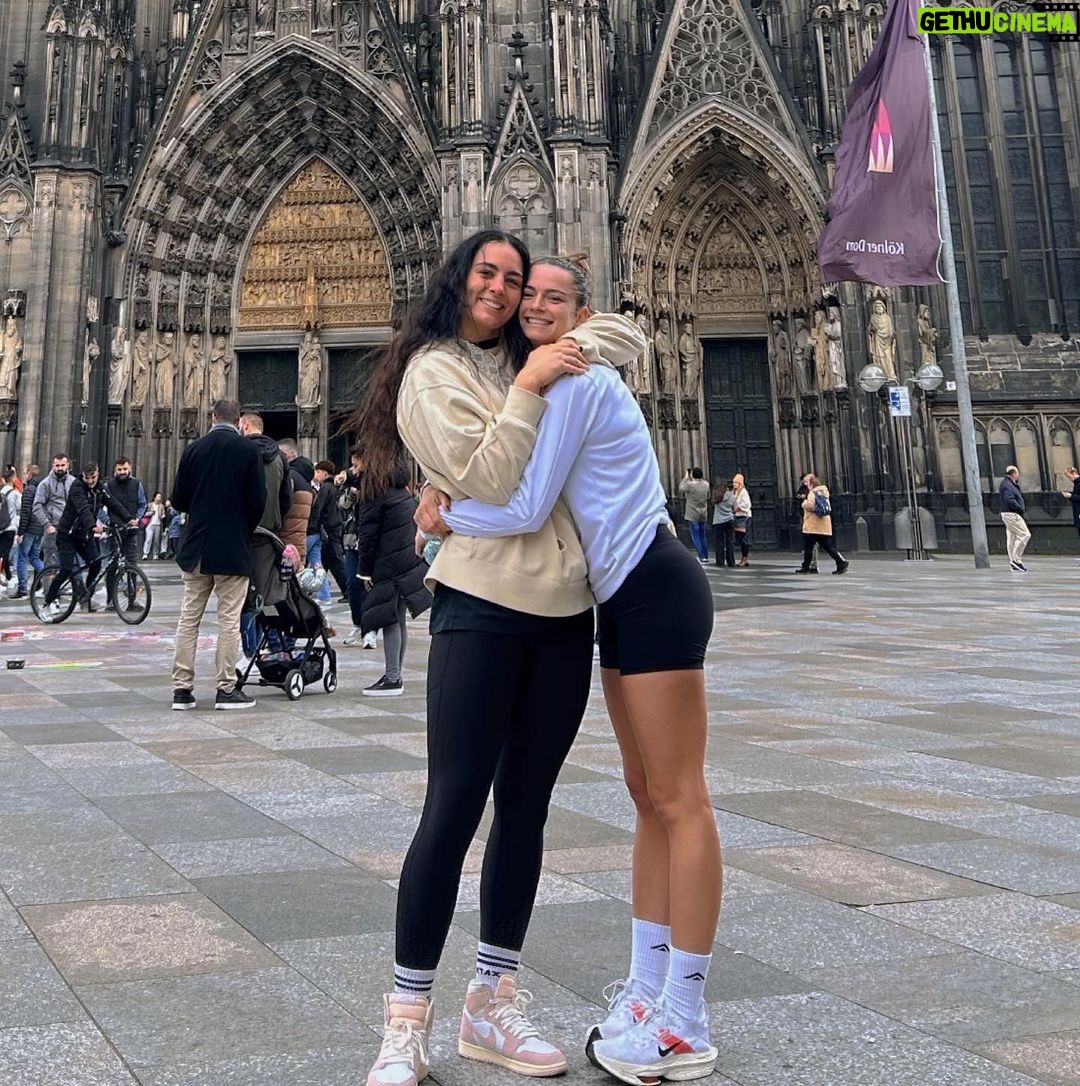 Skye Nicolson Instagram - Lovely little weekend in Germany feeding my soul with good energy, belly laughs and genuine love π was nice to have a slice of home with my people π¦πΊπ«ΆπΌ Cologne, Germany