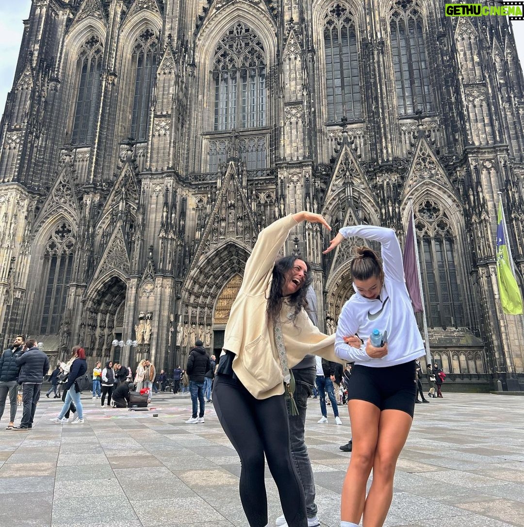 Skye Nicolson Instagram - Lovely little weekend in Germany feeding my soul with good energy, belly laughs and genuine love π was nice to have a slice of home with my people π¦πΊπ«ΆπΌ Cologne, Germany