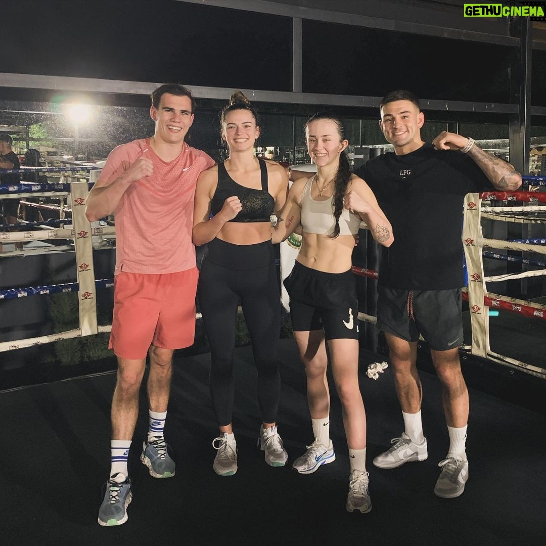 Skye Nicolson Instagram - Training in marbs with all the carbs 🇪🇸 🌞 ❤️ Real Club Padel Marbella