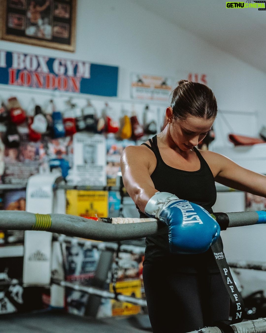 Skye Nicolson Instagram - World title camp officially underway 🤩🌟👑💪🥊❤️ soooo hAppY 😃 looooove this lifeee ❤️❤️❤️ London, United Kingdom