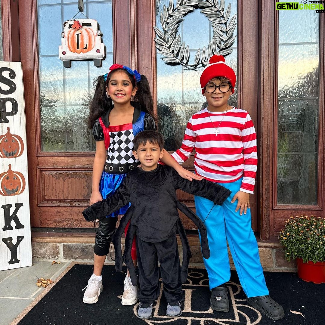 Snooki Instagram - HAPPY HALLOWEEN from my squad 🎃 (Crusaders, he’s a fly. 🪰)