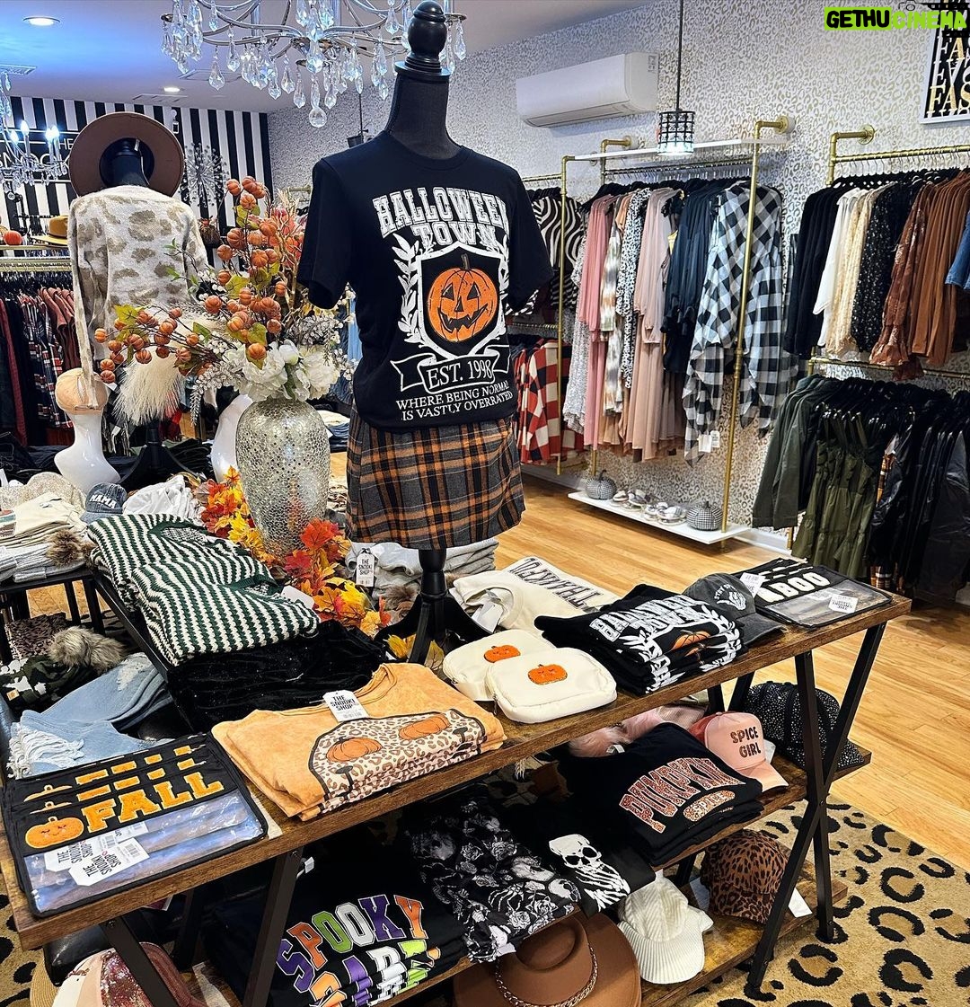 Snooki Instagram - PREGAME HALLOWEEN PARTY!!🎃 Today at 2pm at my Madison location @thesnookishop We got 🥂 & a Snooki Contest! Winner gets $200 shopping spree! THE SNOOKI SHOP