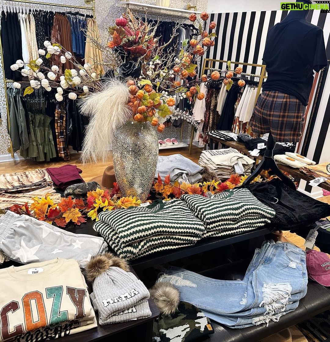 Snooki Instagram - PREGAME HALLOWEEN PARTY!!🎃 Today at 2pm at my Madison location @thesnookishop We got 🥂 & a Snooki Contest! Winner gets $200 shopping spree! THE SNOOKI SHOP