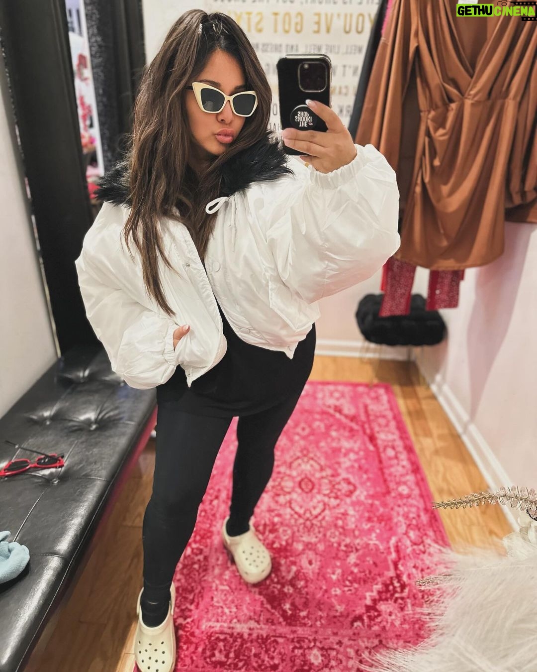 Snooki Instagram - Come onnnn snow. Obsessed with all my coats. Also, since when did the Mob Wife look go away? We’ve always been rocking it h0es THE SNOOKI SHOP