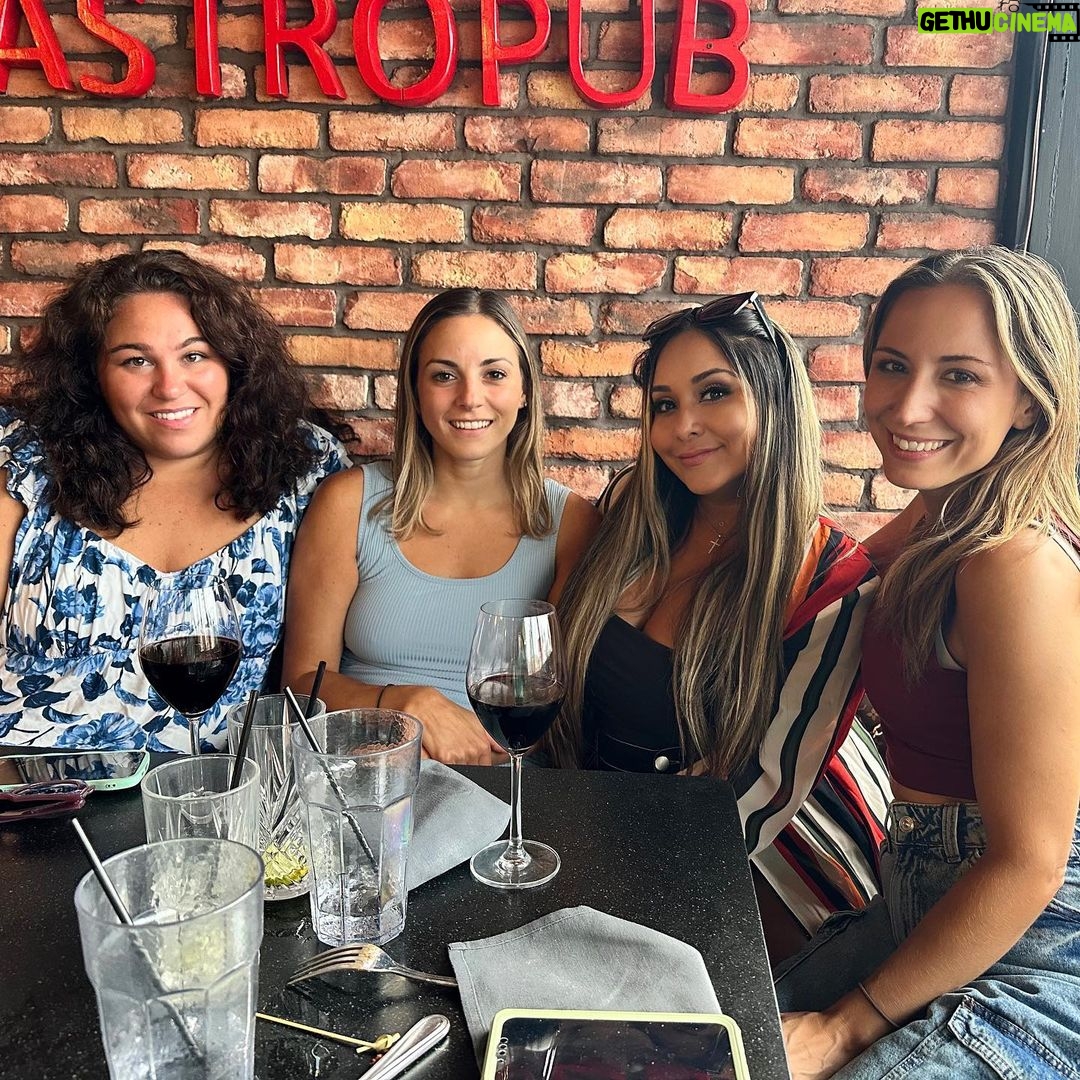 Snooki Instagram - Just a bunch of mawmas ✨ Brix Gastropub