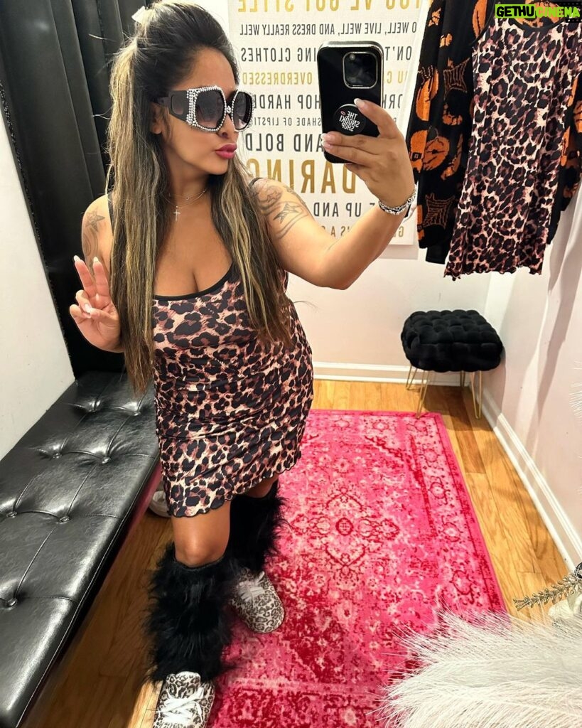 Snooki Instagram - SNOOKI COSTUME 🎃 now available💋 *every order is packed by me & signing autographs* @thesnookishop THE SNOOKI SHOP