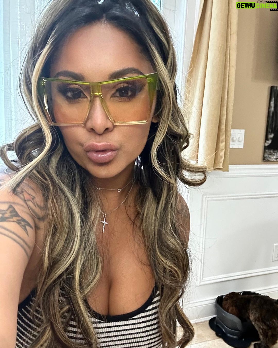 Snooki Instagram - MAWMA’S READY FOR THE WEEKEND🍷 #snookishades 💄: @makeup_cara 🪮: @joeycamasta