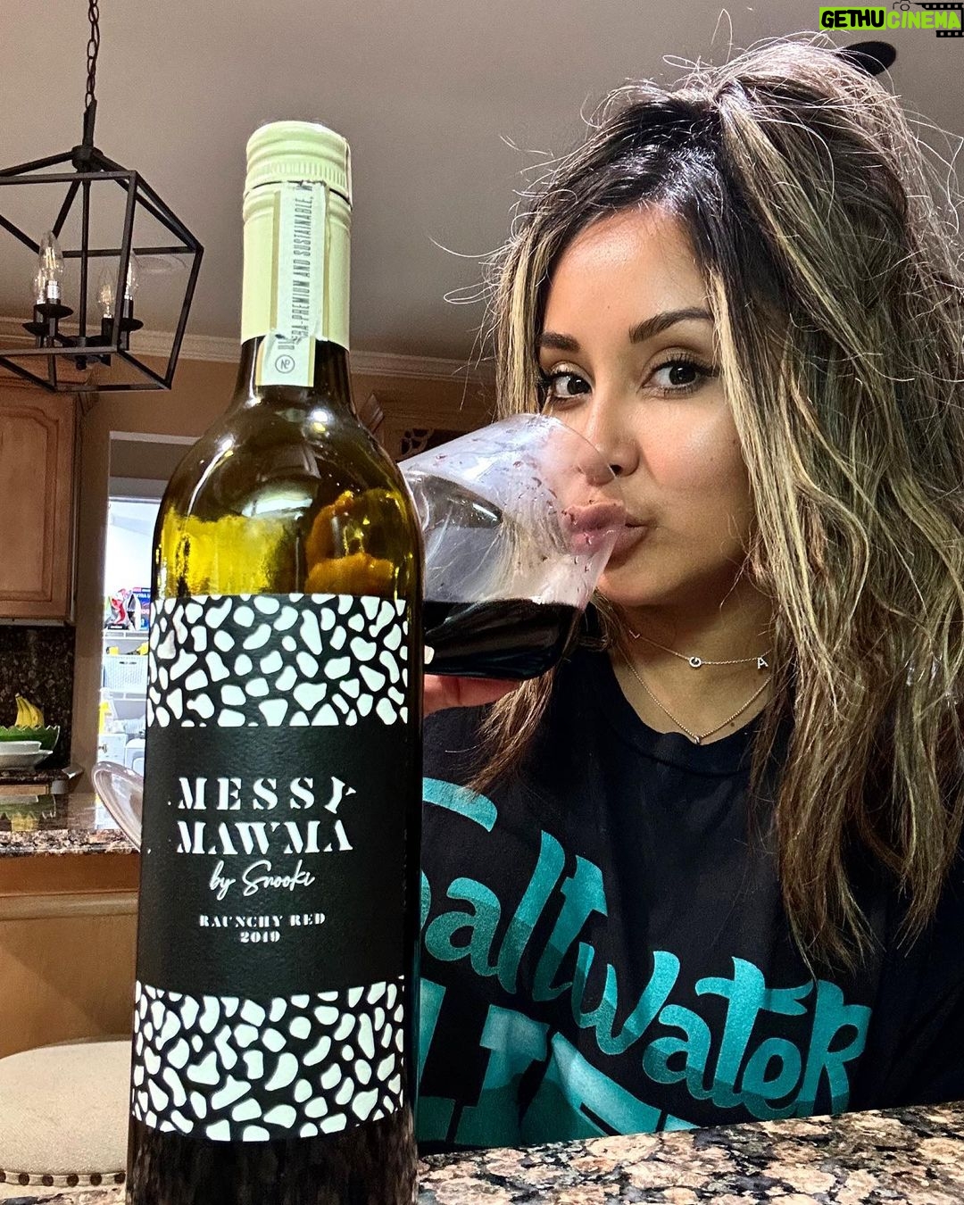 Snooki Instagram - FRIDAY VIBEZ ✨🍷 RAUNCHYY RED @messymawmawine JerseyShore