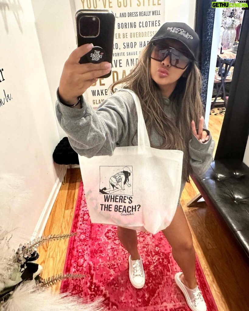 Snooki Instagram - WHERE’S THE BEACH?! 🏝️🌊 Stealing all my necessities i need for the beach this weekend 💋 @thesnookishop Seaside Heights, New Jersey