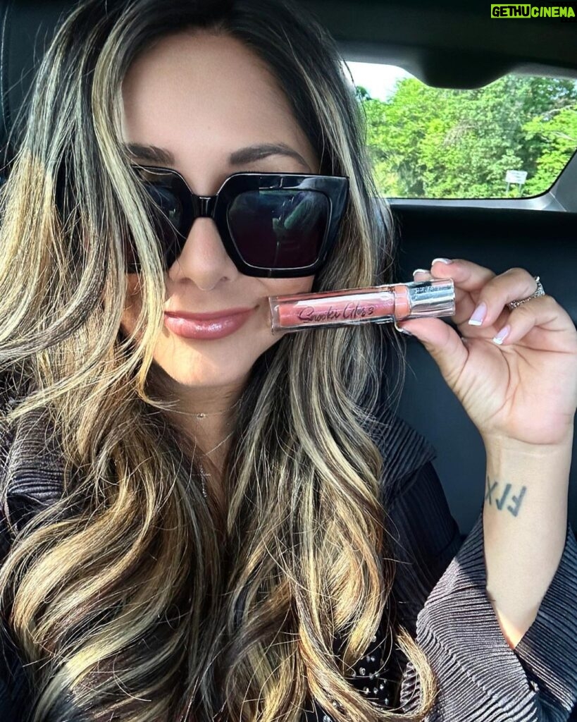 Snooki Instagram - Grabbed my gloss & put myself together. Happy Tuesday 💋 THE SNOOKI SHOP