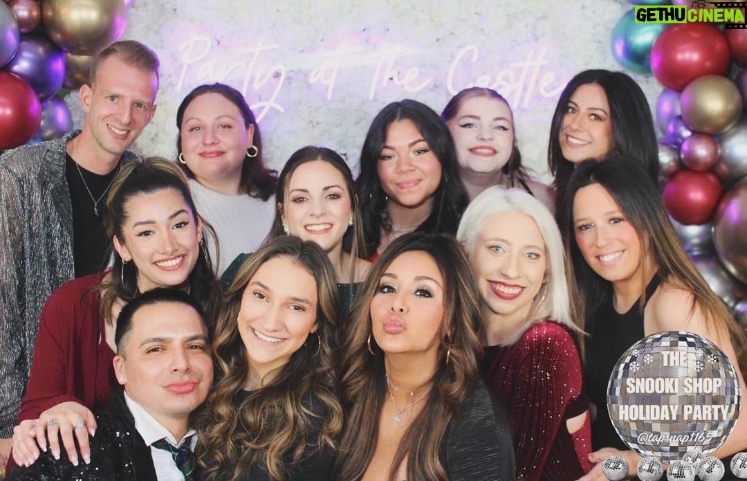 Snooki Instagram - SNOOKI SHOP HOLIDAY PARTY ๐ We donโt play with our company parties ๐
๐ฝโโ๏ธ So blessed to have such an amazing team & canโt wait to grow this year @thesnookishop ๐ธ: @tapsnap1165 @booth_babe