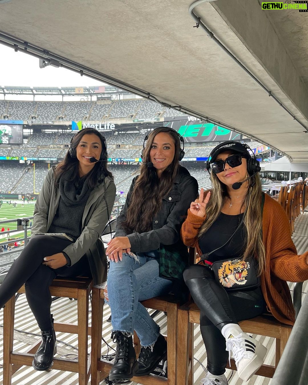 Snooki Instagram - Sunday Funday with the roomies! 🏈 MetLife Stadium