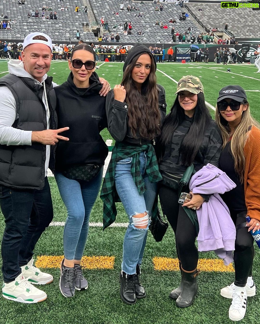 Snooki Instagram - Sunday Funday with the roomies! 🏈 MetLife Stadium