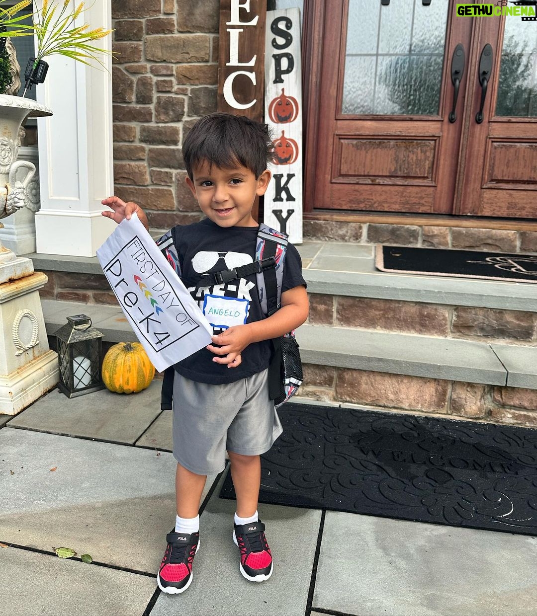 Snooki Instagram - CRYING. I love you babies so much! Have the best school year 😩😩😩😩😩😩😩😩😩