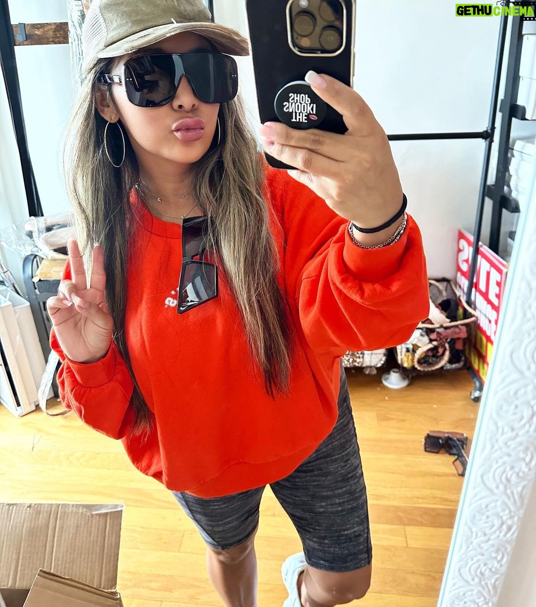 Snooki Instagram - Stealing alllllll of my shades for this weekends festivities ✨ love you @thesnookishop 💋 THE SNOOKI SHOP
