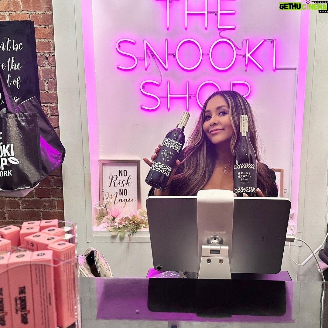 Snooki Instagram - Shout out to my Snooki Shop Team & all my beautiful Mawma’s for coming to my event Saturday in my Beacon Store! Literally had a blast. Love all of you MESSY MAWMAS 🍷💋 Beacon, New York