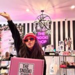 Snooki Instagram - HOLIDAY GIVEAWAY 🎁 @thesnookishop We are choosing ✨3 WINNERS to receive our Holiday Boxes! 💕Ultimate Fan Box, Gtl Box & Where’s the Beach Box!! To enter: 🍷FOLLOW @thesnookishop 🍷SHARE this post 🍷Tag 2 Meatballs GOOD LUCK MAWMA’S 🎅🏽 THE SNOOKI SHOP