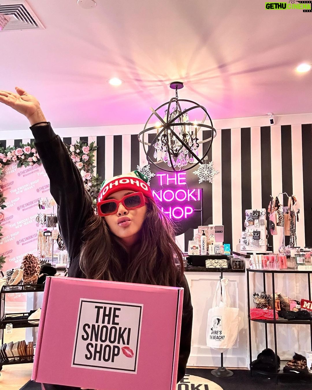 Snooki Instagram - HOLIDAY GIVEAWAY 🎁 @thesnookishop We are choosing ✨3 WINNERS to receive our Holiday Boxes! 💕Ultimate Fan Box, Gtl Box & Where’s the Beach Box!! To enter: 🍷FOLLOW @thesnookishop 🍷SHARE this post 🍷Tag 2 Meatballs GOOD LUCK MAWMA’S 🎅🏽 THE SNOOKI SHOP