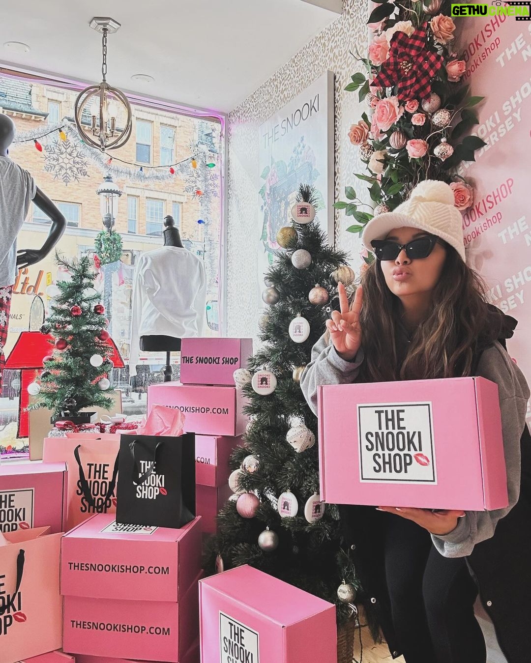 Snooki Instagram - Have a Messy Merry Christmas 🎄🎁🍷 Shop with me for the holidays, biatches @thesnookishop THE SNOOKI SHOP