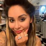 Snooki Instagram – She’s bringing back the poof with the jewelry drop tomorrow 💁🏽‍♀️✨
MAWMAS FAV PIECES are dropping in my first exclusive collection tomorrow! I’m talking lots of bling & hoops for dayssss! 💋 @thesnookishop THE SNOOKI SHOP