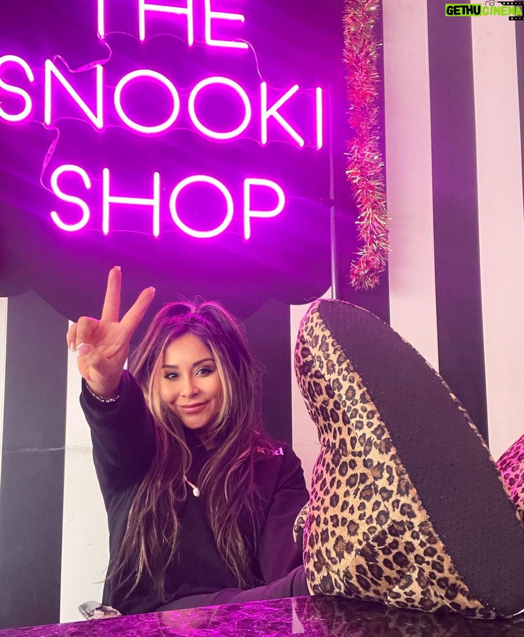 Snooki Instagram - SLIPPER GIVEAWAY! Last day to enter into my Snooki Slipper giveaway! Enter to win at @thesnookishop ✨ #thesnookishop #giveaway THE SNOOKI SHOP