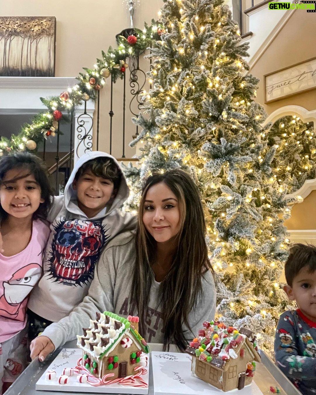 Snooki Instagram - Gingerbread houses with my candy canes 🎄🎅🏽