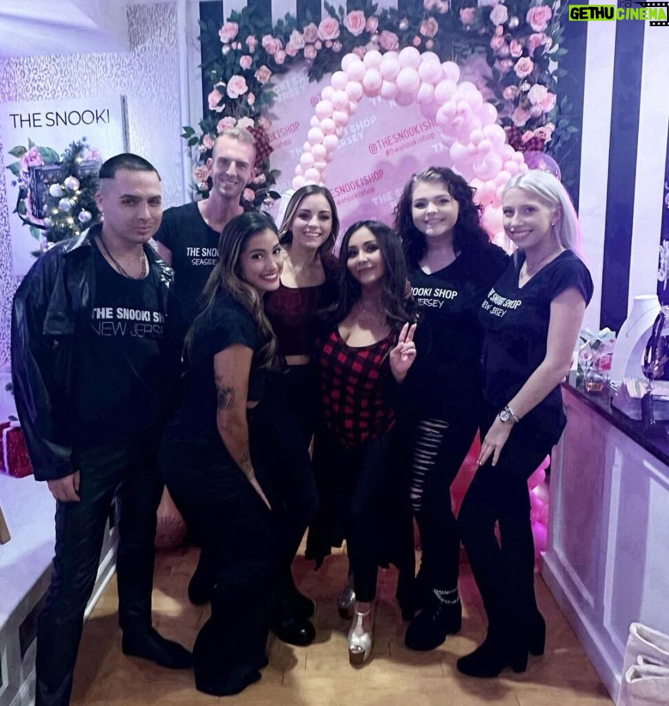 Snooki Instagram - Terribleee lighting but shout out to my SNOOKI SHOP TEAM! 💋 Literally always killing it for me & love how we are all a dysfunctional hot mess family🥂 THE SNOOKI SHOP