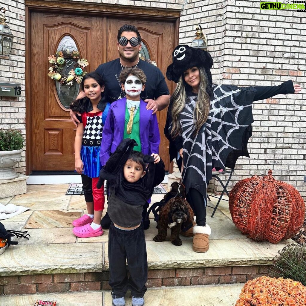 Snooki Instagram - HAPPY HALLOWEEN from my squad 🎃 (Crusaders, he’s a fly. 🪰)