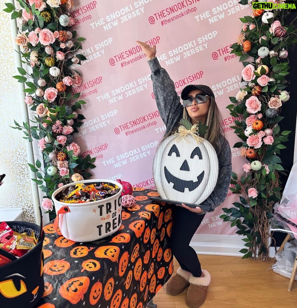 Snooki Instagram - PREGAME HALLOWEEN PARTY!!🎃 Today at 2pm at my Madison location @thesnookishop We got 🥂 & a Snooki Contest! Winner gets $200 shopping spree! THE SNOOKI SHOP