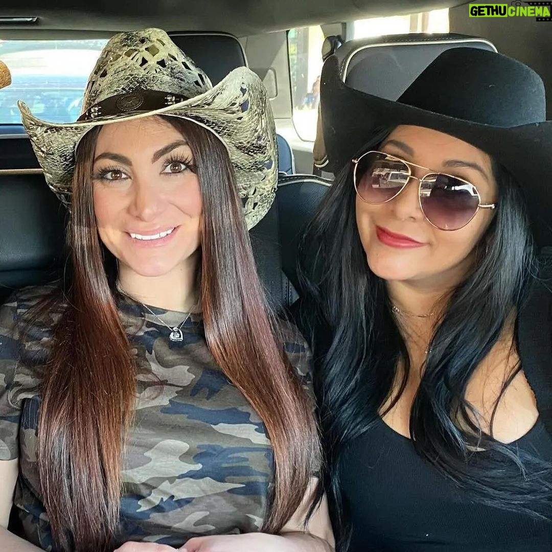 Snooki Instagram - HAPPY BIRTHDAY to my meatball š You are forever my sissy! Hope you have the best birthday weekend! You deserve it! š (Iām crying at the last picture š©) @deenanicole