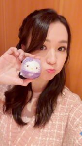 Snow Suen Instagram - 我係Sanrio嘅超級瘋狂fans, 儲咗超多Sanrio嘅物品， 人生第一隻公仔， 就係嫲嫲因為我考到3名內送俾我嘅Hello Kitty🫶🏻 所以今日可以參與 Hello Kitty 設計師， 山口裕子小姐嘅簽名會， 仲即場得到親筆繪畫 Hello Kitty， 真係好興奮😍 仲做咗個日本Sanrio 關於Hello Kitty50週年嘅雜誌訪問！ 好期待到時要去Sanrio 買返嚟留念🫶🏻 多謝邀請❤️ Thank you @greencheung 咁忙都堅持幫我紥個可愛頭😘 @HarbourCity @Sanrio.hk @SanrioHongKong #HarbourCity #HelloKittyHappy50 #HelloKitty #SanrioHK #HelloKitty50 #HelloKitty50thAnniversary #FriendTheFuture #CelebrateTheFuture @cathycatherinecat